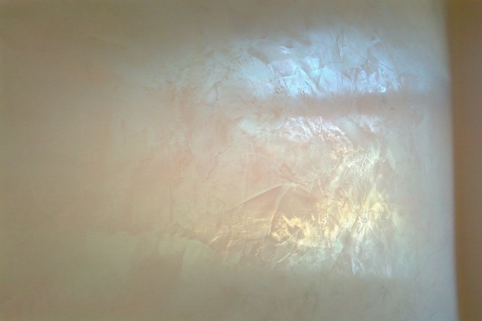 Перламутровая патинированная краска с эффектом состаренных стен - фото в интерьере. Гостинная